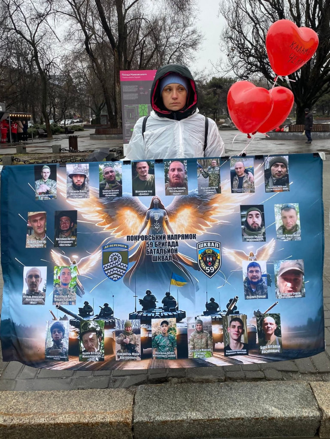 Червоні серця і мовчазна підтримка: запорізькі родини вийшли на площу попри дощ і тривоги (фото)