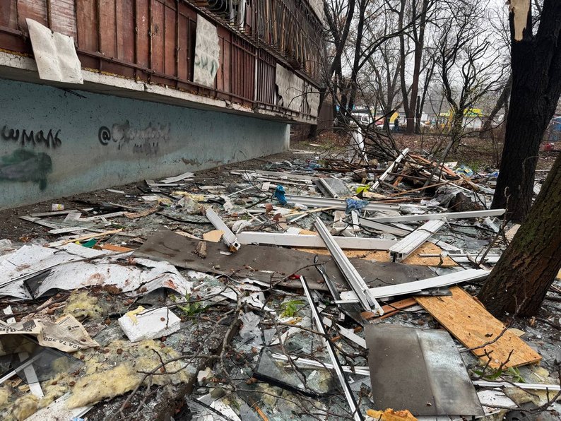 «Було чисто й людно, а сьогодні — уламки»: що розповідають очевидці нічного удару по Запоріжжю (фото, відео)