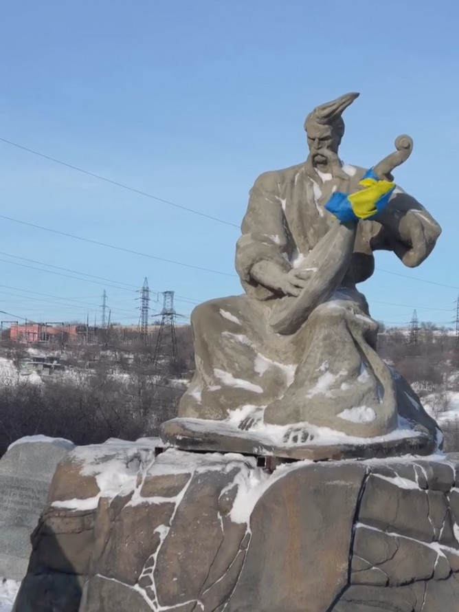 Символ свободи та пам’яті: у Запоріжжі на Хортиці з'явилася нова скульптура (відео)