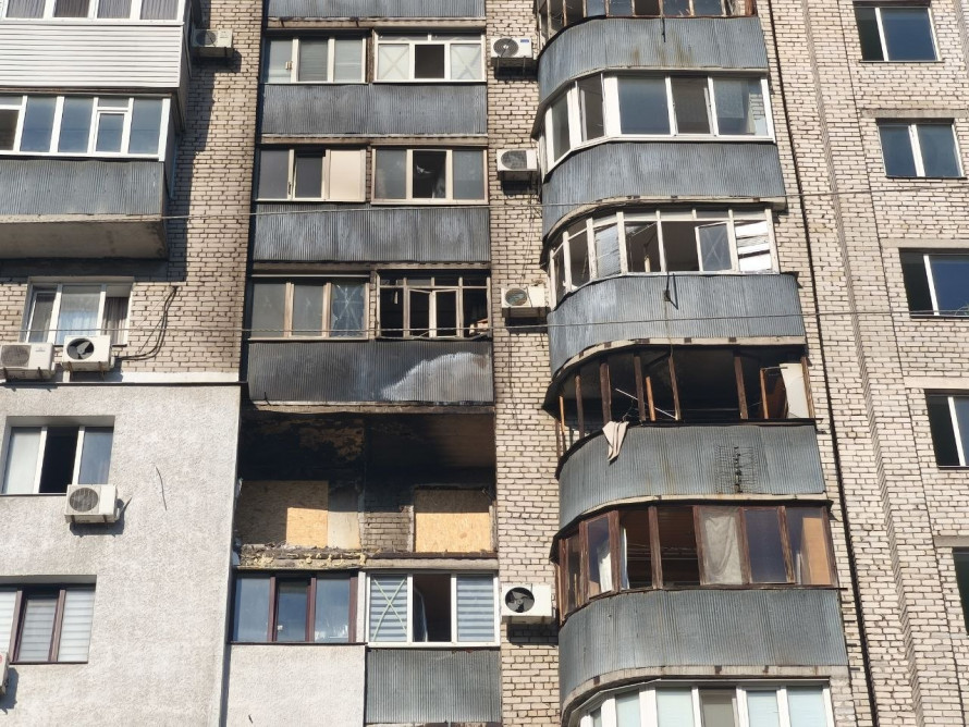 Нічна атака на Запоріжжя: у багатоповерхівці горіли квартири, є поранена (фото)