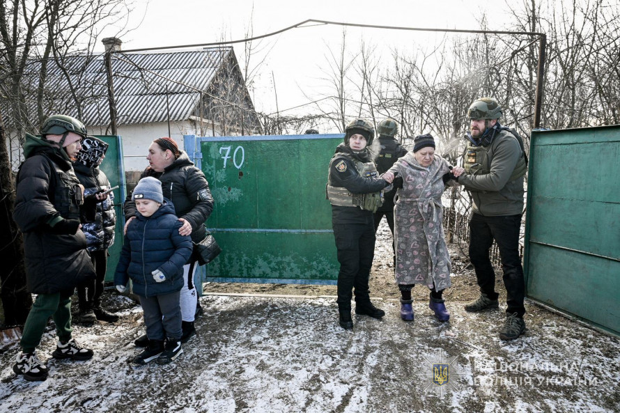 Під прицілом дронів : як поліцейські евакуювали дітей, дорослих та песиків з Таврійської громади