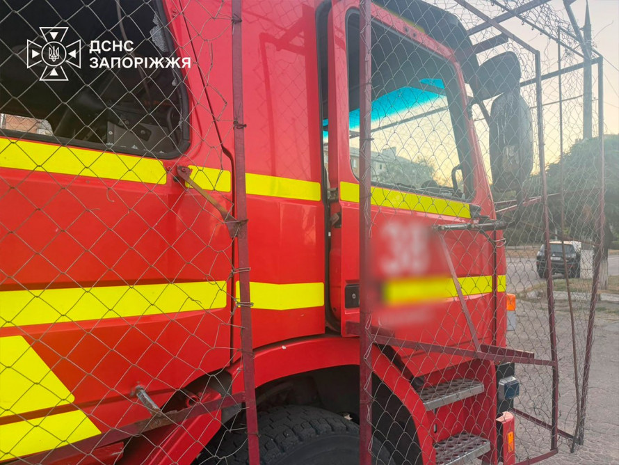 У Запорізькому районі ворог вдарив по рятувальниках, які їхали на ліквідацію наслідків обстрілу: що з людьми