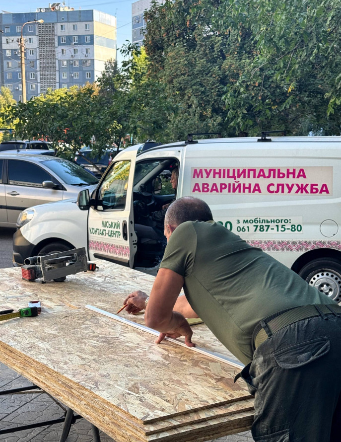 Повторний удар по Запоріжжю: поранено чоловіка, горить автостоянка, фото