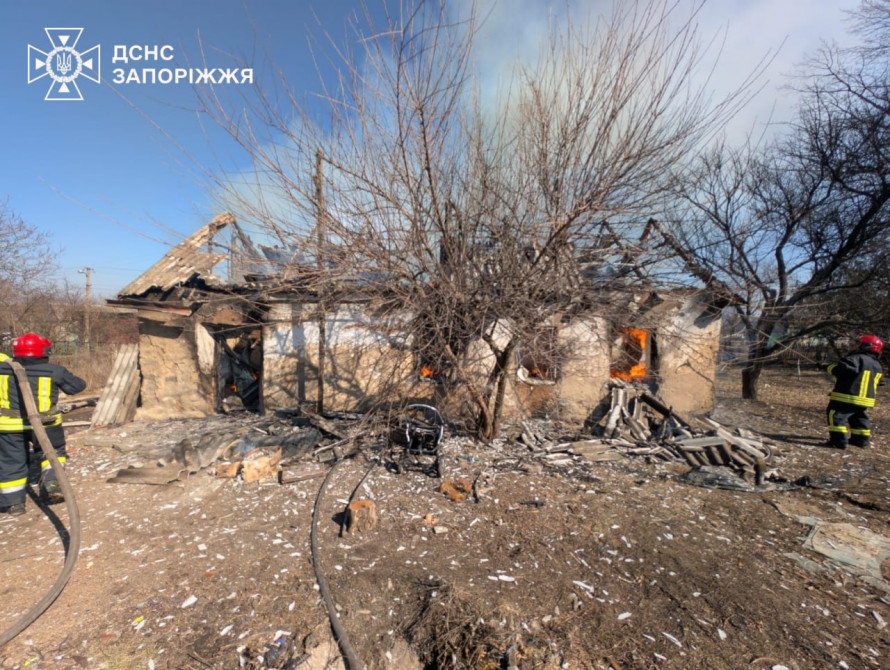 Пожежа у Запорізькому районі: в одному із сіл загорівся будинок, постраждала господарка (фото)