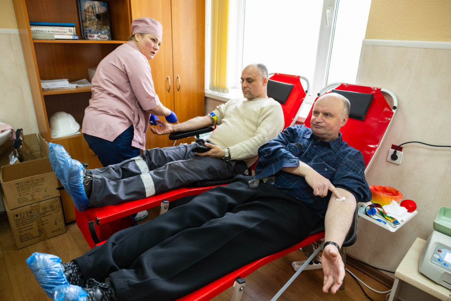 Сила допомоги: на підприємстві Метінвесту в Запоріжжі провели донорську акцію (фото)