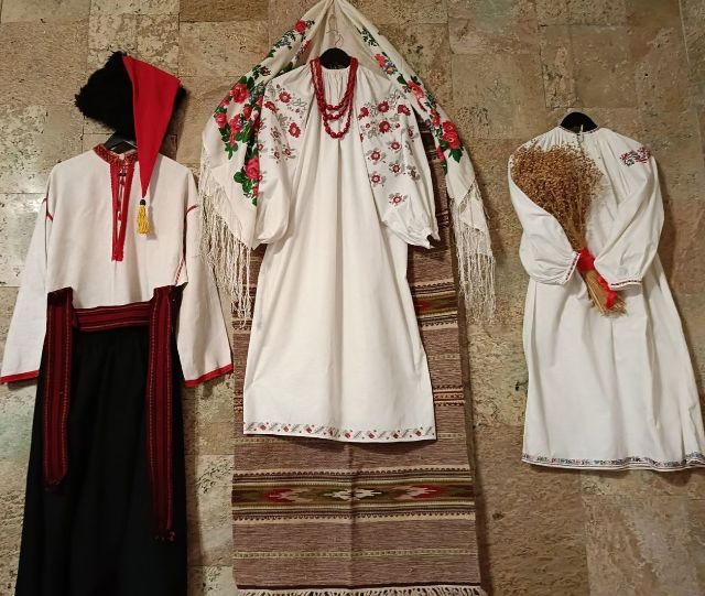 У Запоріжжі відкрили виставку вишитих сорочок і рушників – що там можна побачити (фото)