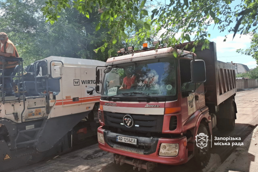 Бездоріжжя на Олімпійській - у Запоріжжі почали  з найрозбитіших доріг міста (фото, відео)