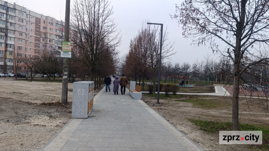 Великий дитячий майданчик та спортивні зони - у спальному мікрорайоні Запоріжжя оновили парк (фото)