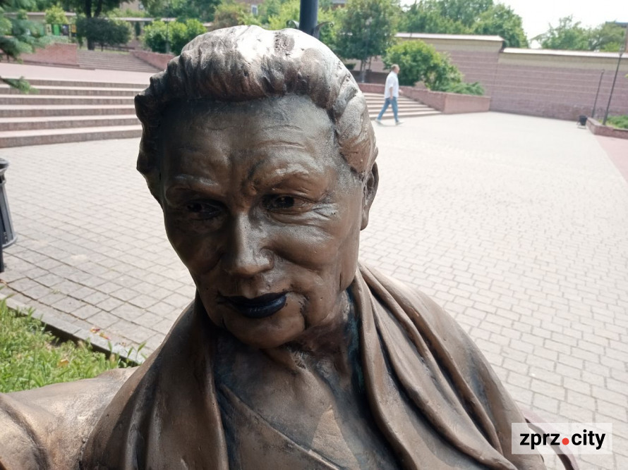 У запорізькому сквері розмалювали скульптуру - фото