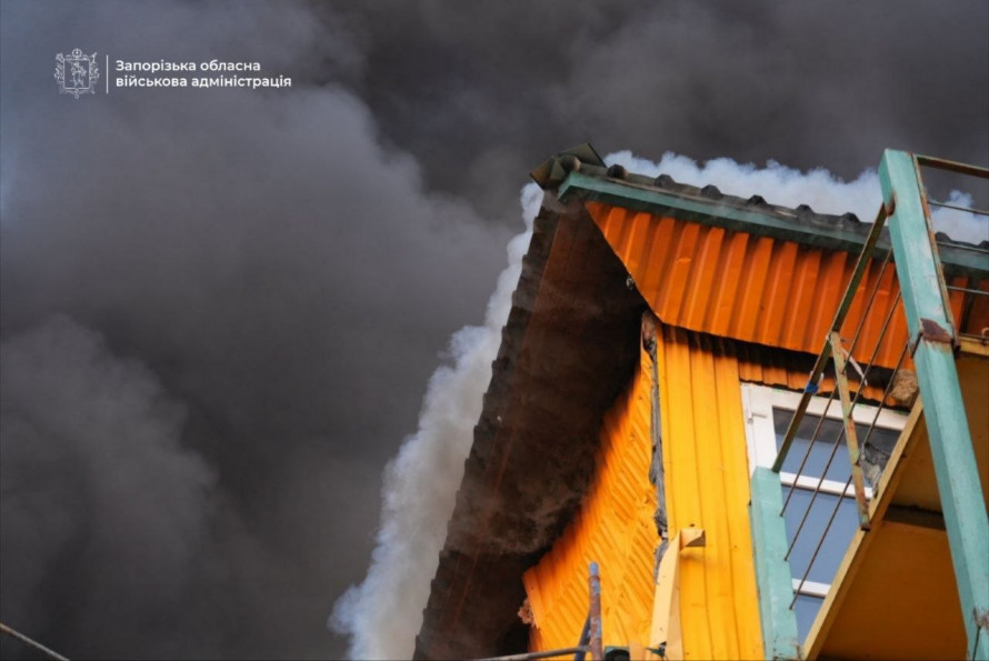 Склади, підприємство, виш і приватний сектор: росіяни атакували Запоріжжя Шахедами (фото, відео)