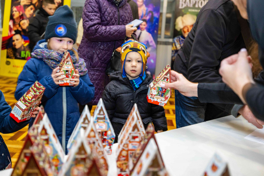 Кіно для своїх: у Запоріжжі ветеранам влаштували сімейний кіновечір