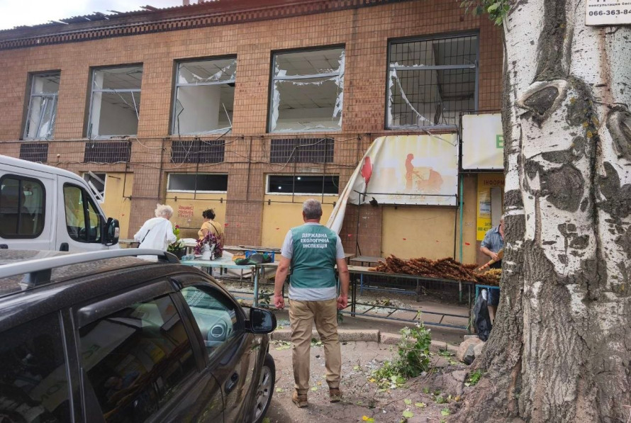 У екоінспекції показали наслідки ворожого удару КАБами по ринку і торгівельному центру у Запоріжжі