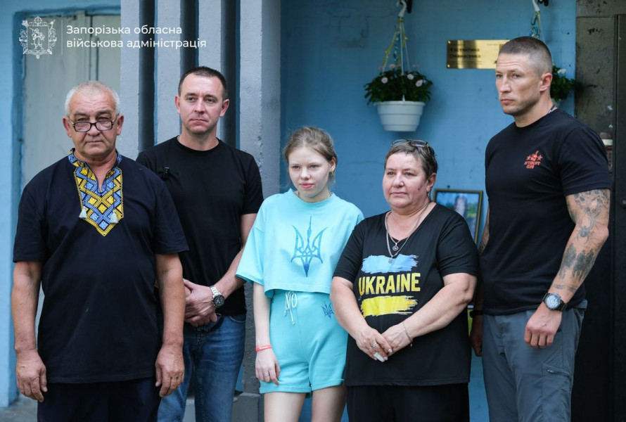 "Був нашим завжди усміхненим сонцем, живчиком" - у Запоріжжі з'явилася пам'ятна табличка на честь Героя Костянтина Опанасенка (фото)