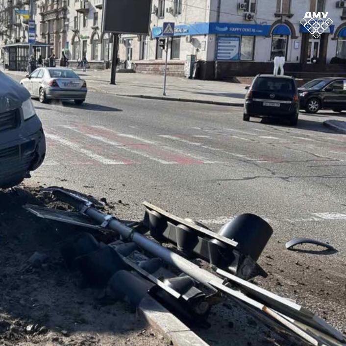 Вирвало із землі ударом: У Запоріжжі відновили світлофор на Соборному після ДТП (фото, відео)