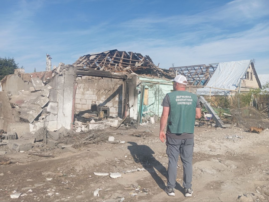 Завали, вирви та уламки: у Запоріжжі зафіксували наслідки російського авіаудару (фото)