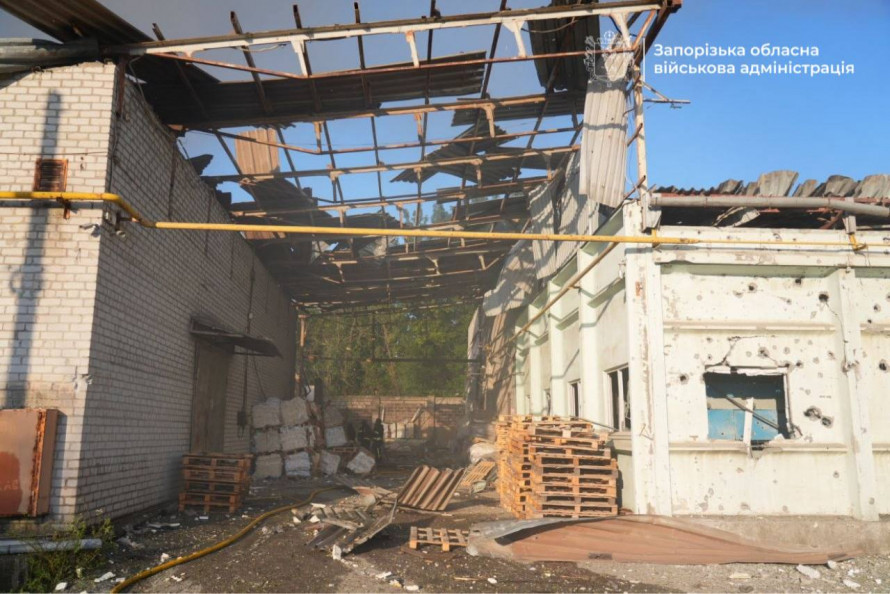 Нічна та ранкова атака на Запоріжжя: зруйноване підприємство, пошкоджений гаражний кооператив, є постраждалі (фото)