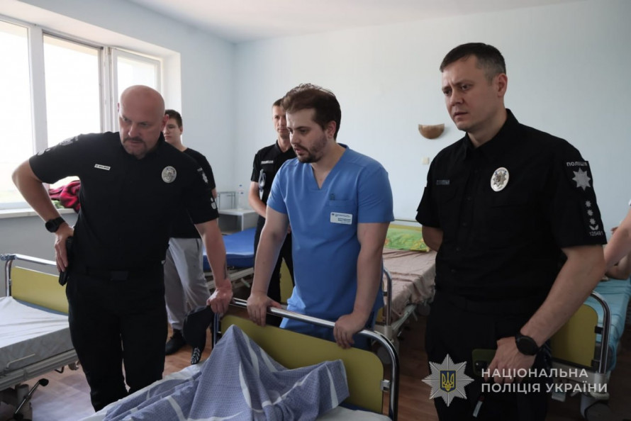 Після ножового нападу: в Запоріжжі троє поліцейських залишаються під наглядом лікарів