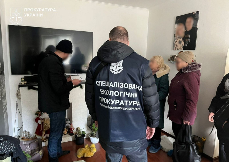 Небезпечні відходи цілий рік труїли землю: у Запоріжжі подружжя постане перед судом (фото)