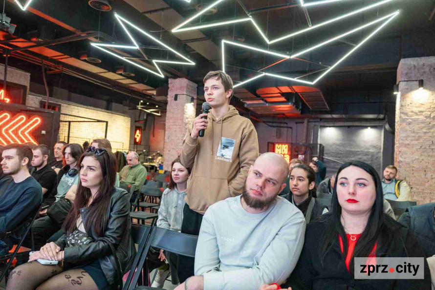 «Ми можемо тримати фронт, але не можемо тримати тил»: у Запоріжжі відбулася відкрита розмова ветеранів із громадою