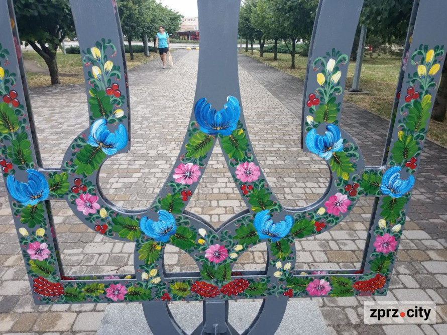 Символ, який не зламати - до Дня Конституції у запорізький парк повернули оновлений Тризуб (фото)