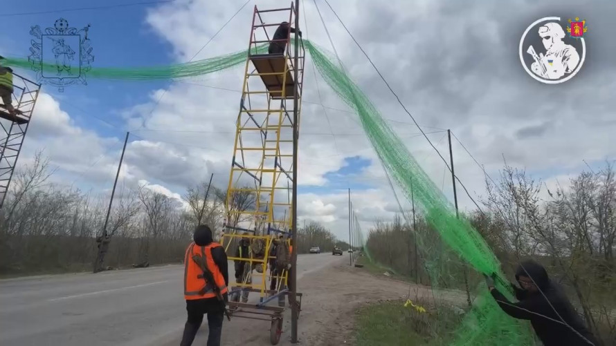 Близько двохсот кілометрів під захистом: запорізькі дороги закривають від дронів (фото, відео)