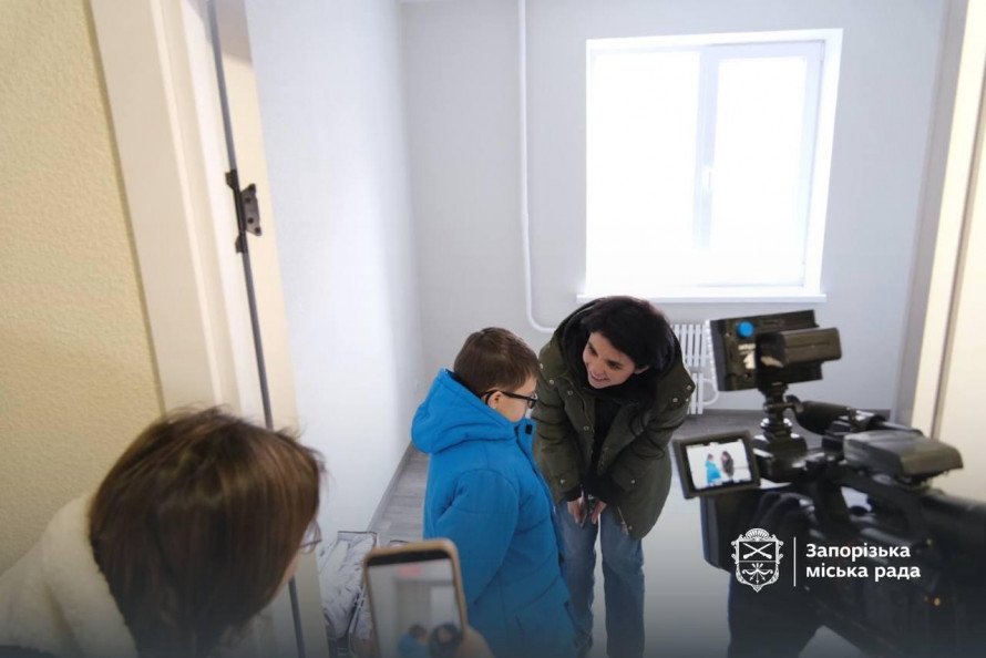 Дев'ять років у модульному: в Запоріжжі родина переселенців нарешті отримала квартиру (фото)