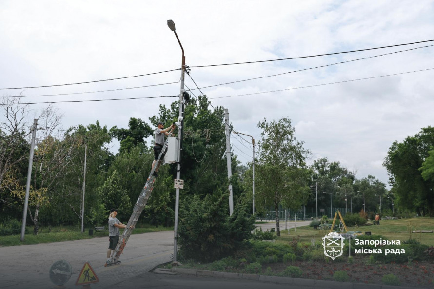 Майже без «сірих» зон: у парках Запоріжжя встановлюють нові системи відеоспостереження (фото)