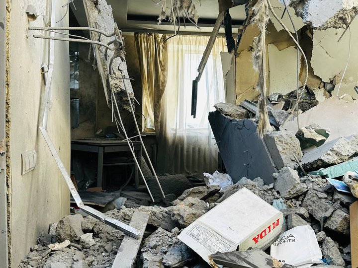 «Будинок весь хитало»: мешканці Космічного району Запоріжжя розповіли, як пережили удари КАБів (фото)