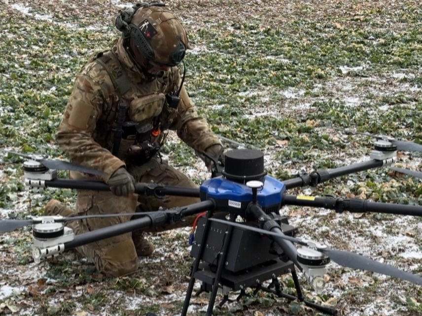 Автівки для дронарів: Метінвест передав позашляховики підрозділу БПЛА бригади «Хортиця»