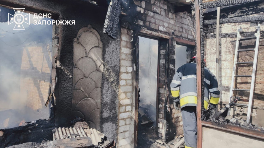 Постраждав 21-річний чоловік: у Запорізькому районі сталася серйозна пожежа (фото)