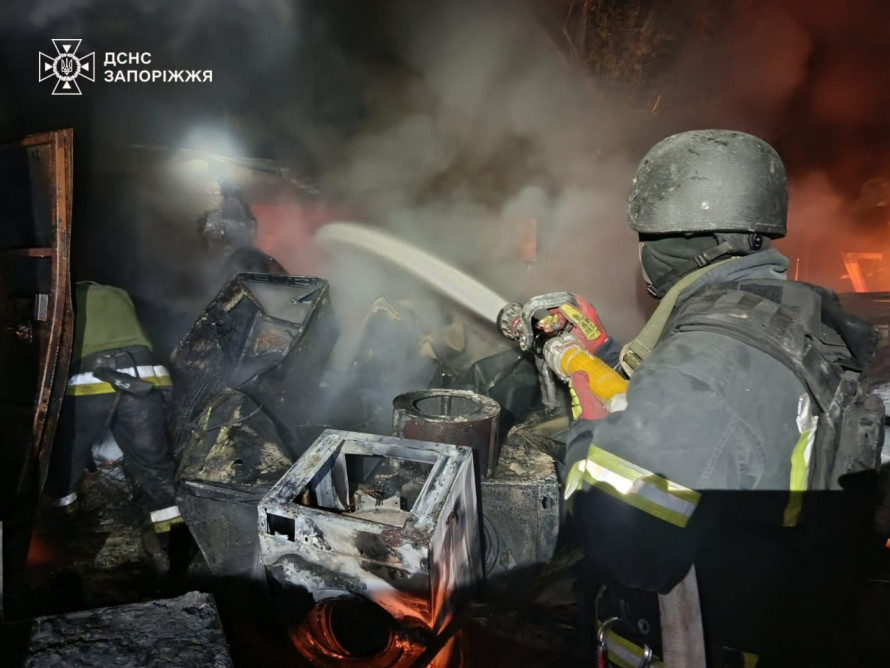 У Запоріжжі сталася нічна пожежа в багатоповерхівці: з вогню врятували чоловіка та жінку (фото)
