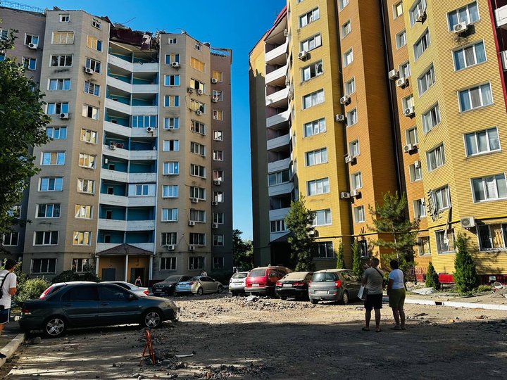 «Будинок весь хитало»: мешканці Космічного району Запоріжжя розповіли, як пережили удари КАБів (фото)