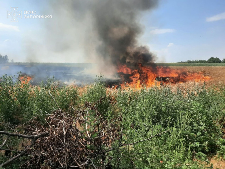 Поранені люди, горів трактор, пошкоджений транспорт промислових підприємств - наслідки ворожих обстрілів Запорізької області 8 серпня