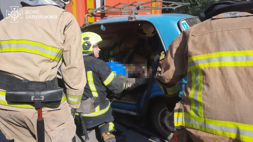 Смертельна аварія в Запоріжжі - автівка врізалась у вантажівку, водій не вижив (фото, відео)