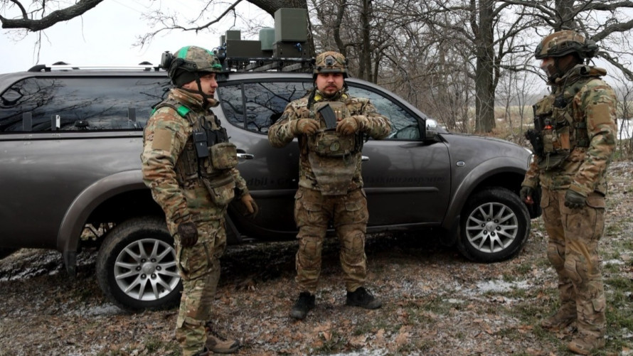 Автівки для дронарів: Метінвест передав позашляховики підрозділу БПЛА бригади «Хортиця»