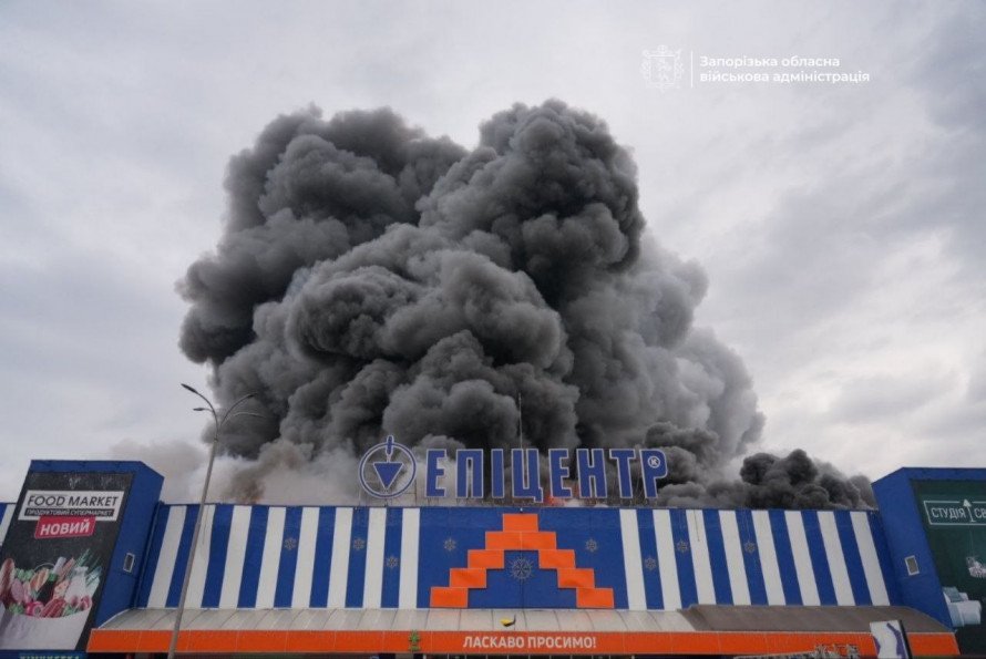 Російський дрон атакував торговельний центр у Запоріжжі: є поранені, спалахнула масштабна пожежа (фото, відео)