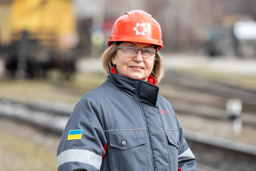 Працюють, волонтерять, чекають із фронту: історії стійкості запорізьких жінок