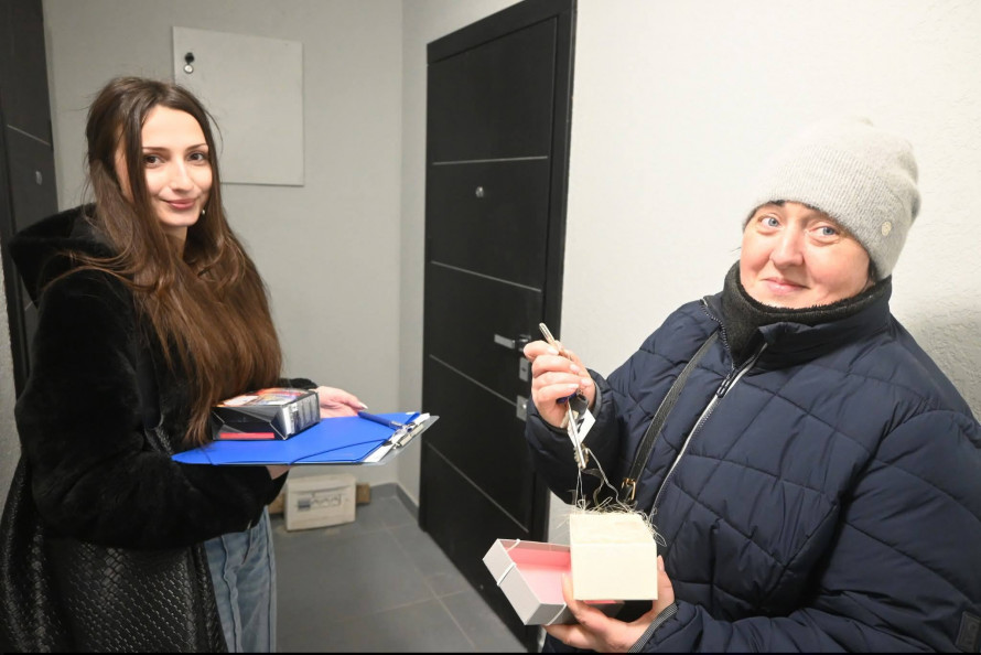 Повернення додому: у Запоріжжі мешканці отримали ключі від відновлених квартир (фото, відео)