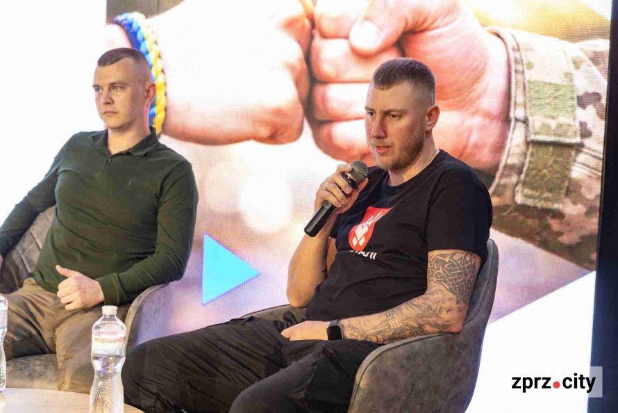 «Ми можемо тримати фронт, але не можемо тримати тил»: у Запоріжжі відбулася відкрита розмова ветеранів із громадою