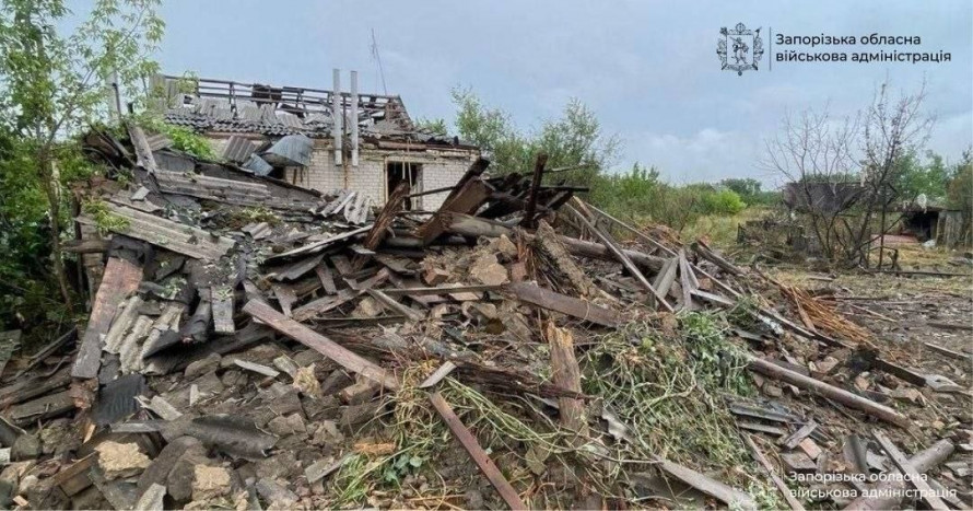 У Запорзькому районі ворог вдарив поряд з автомобілем, а у Запоріжжі - по гаражах: наслідки обстрілів за добу (фото)