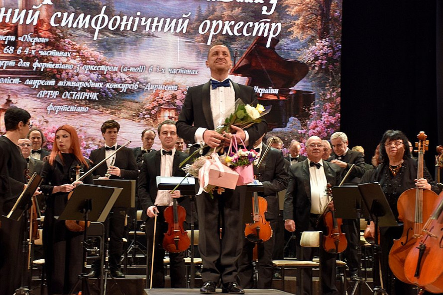 "Давно хотів зіграти цей концерт у рідній філармонії": 23-річний піаніст зачарував запоріжців разом із симфонічним оркестром