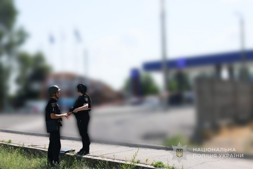 Ворожі удари спричинили масштабні пожежі у Запоріжжі: горіли АЗС, будинки та гаражі, постраждали патрульні (фото)