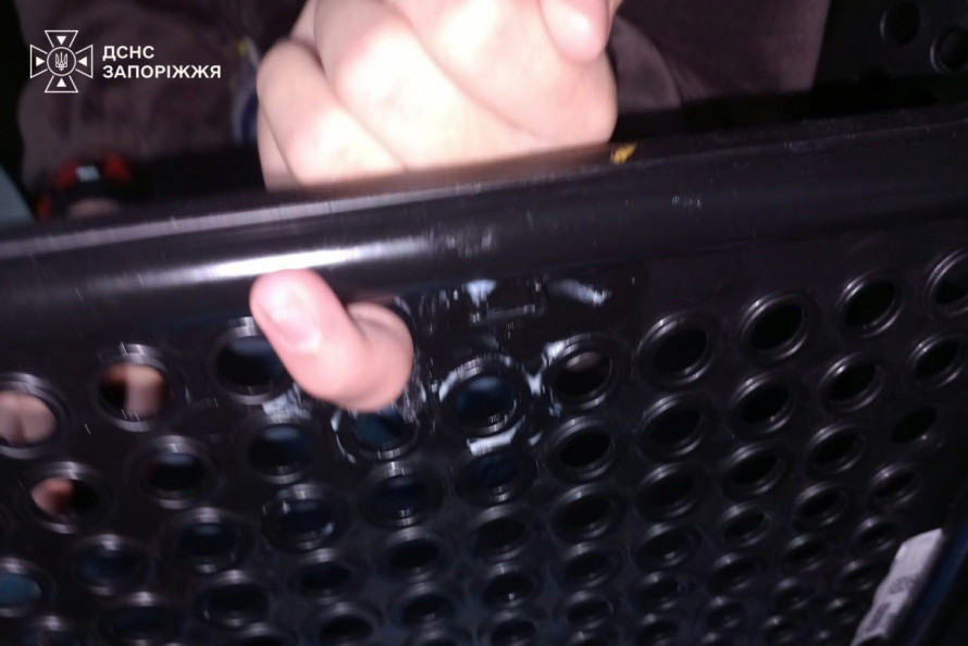 Палець застряг у стільці: у Запоріжжі рятувальники допомогли 10-річній дівчинці (фото)