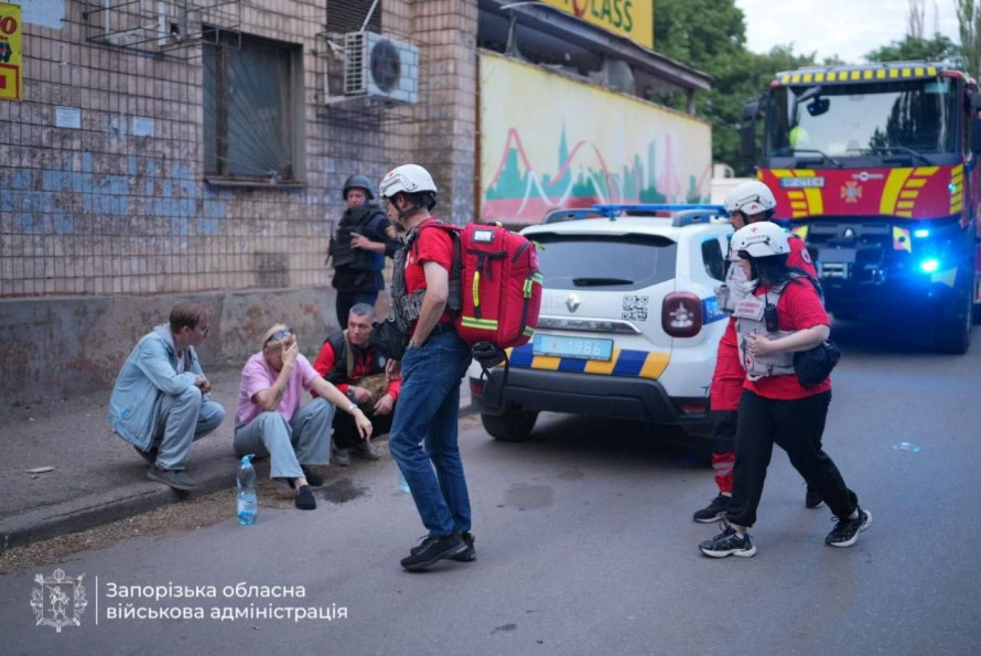 Десять поранених та FPV над центром міста: Запоріжжя зазнало комбінованої атаки дронів (фото, відео)
