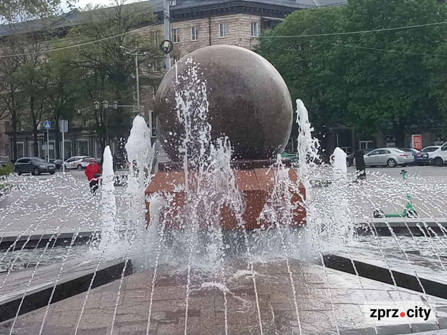 У Запоріжжі запрацював один з головних фонтанів - фото