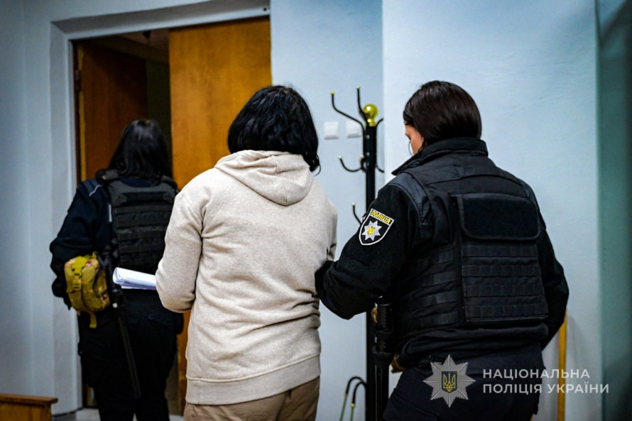 Смертельний удар під час застілля: у Запоріжжі жінка намагалася видати вбивство за самогубство