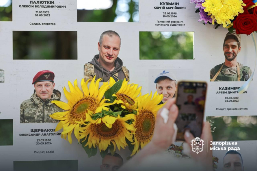 На Алеї пам’яті полеглих Героїв у Запоріжжі з'явилися нові стенди - фото