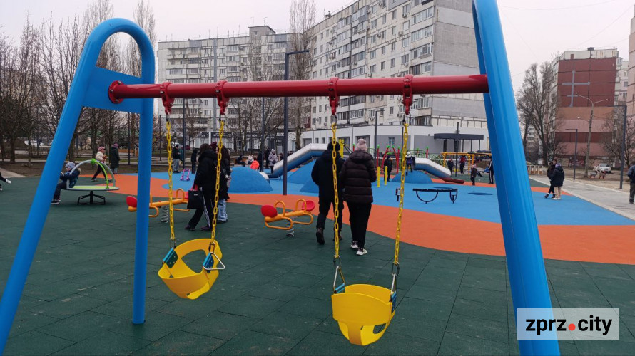 Великий дитячий майданчик та спортивні зони - у спальному мікрорайоні Запоріжжя оновили парк (фото)