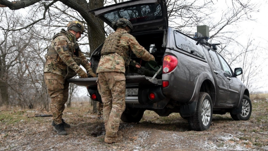 Автівки для дронарів: Метінвест передав позашляховики підрозділу БПЛА бригади «Хортиця»