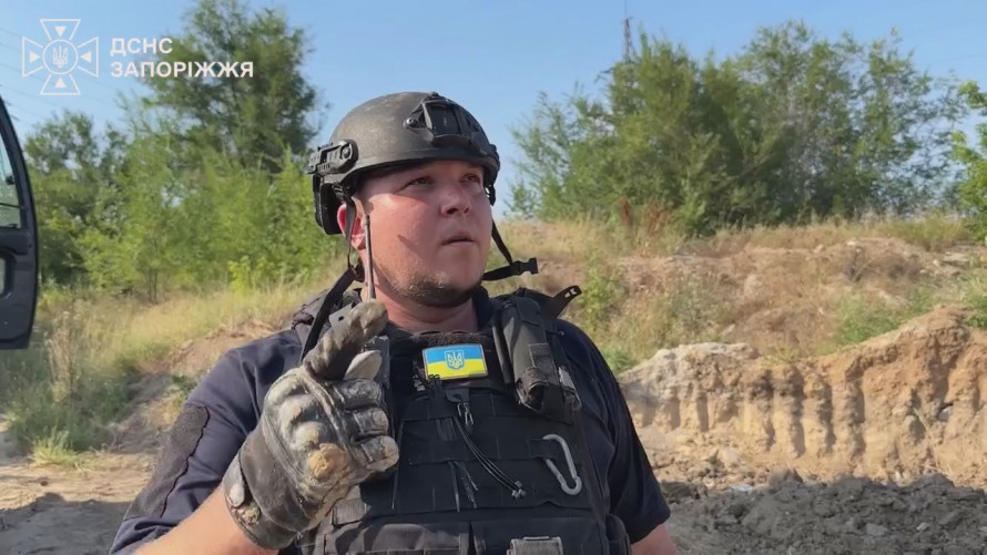 Авіабомба пішла під землю на 10 метрів - у Запоріжжі рятувальники три дні проводили розмінування (фото, відео)